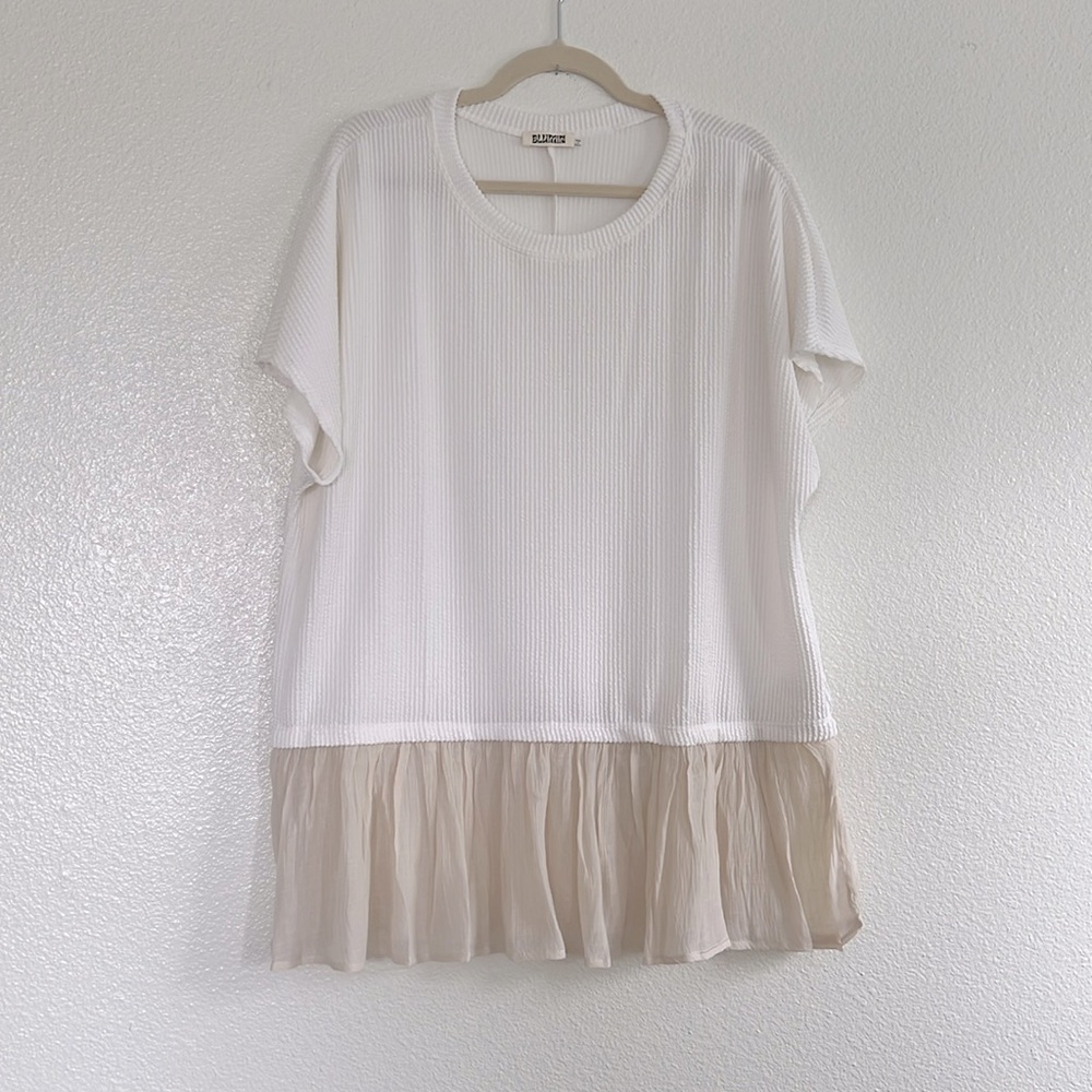 White ribbed top with ruffle bottom, size 2X